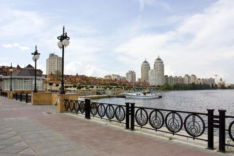 Dream Town Apartment เคียฟ ภายนอก รูปภาพ